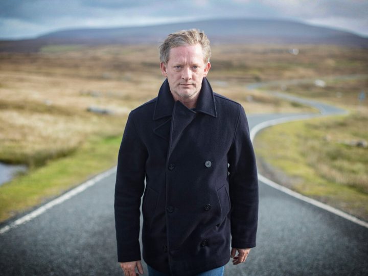 Shetland Returns—But Where’s Jimmy Perez? As the beloved BBC crime drama makes its highly anticipated comeback, fans are noticing one major absence: Douglas Henshall is no longer stepping into the role of DI Jimmy Perez. After a decade of solving mysteries against the windswept backdrop of the Shetland Isles, Henshall made the emotional decision to step away. Here’s everything you need to know about why he left—and what’s next for the series